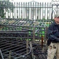 VetsPileBarrycadesAtWHfence2_sm