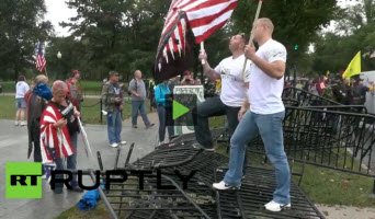 VetsPileBarrycadesAtWHfence3_sm