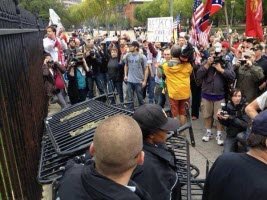 VetsPileBarrycadesAtWHfence_sm