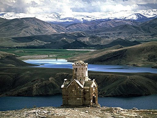 ArmenianChurchMaryam-eMoghadasbyPeterKerber.jpg - 68120 Bytes